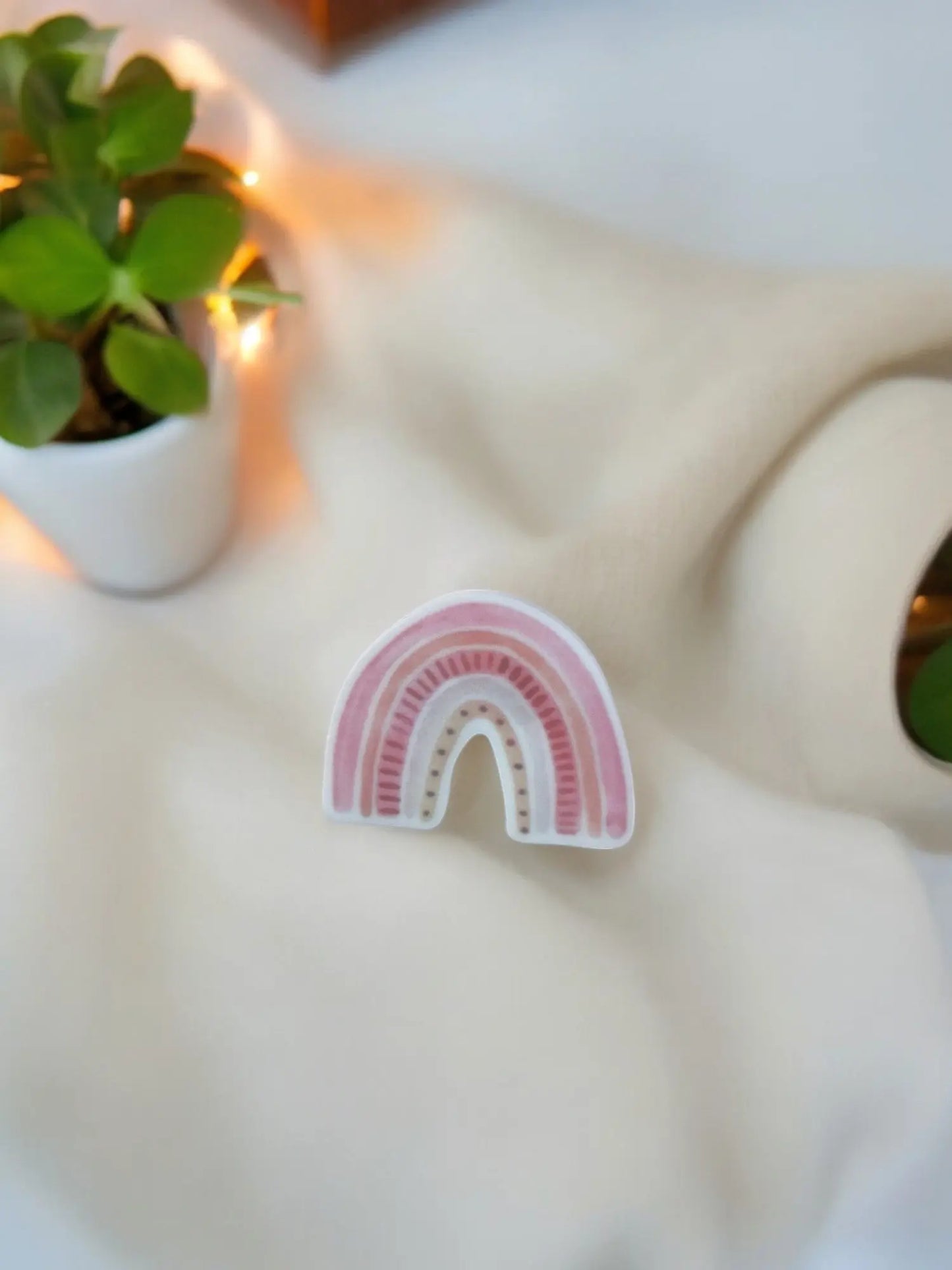 Broche arc-en-ciel en résine – Ondine | Madame Jolie